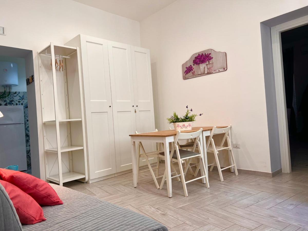 Vico Longo 25 - Ensuit Flat In The Heart Of Неаполь Экстерьер фото